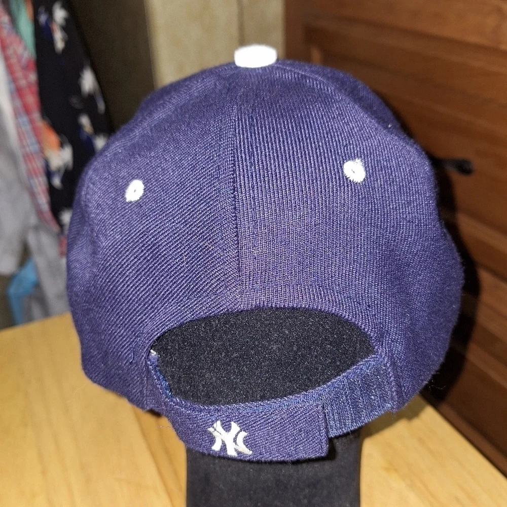 An Unbranded New York Yankees adjustable ball cap/truckers hat. Pre-loved